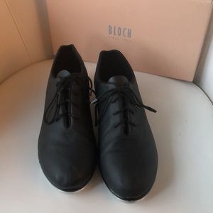 Bloch gently used size 10 mens tap shoe.